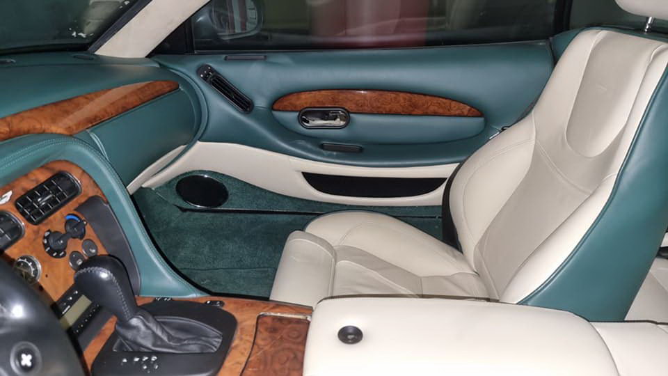 Пылится на подземном паркинге: в Киеве обнаружен заброшенный спорткар Aston Martin